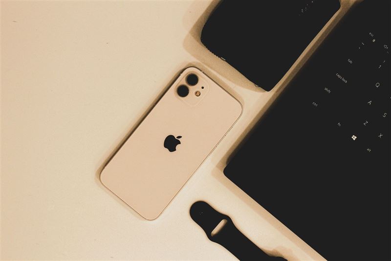 蘋果正式發布全新作業系統iOS 27.0，有鄉民將5年前iPhone 13 mini更新後，發現使用起來變超順，「看來再戰3年應該沒問題」。（示意圖，取自pexels）