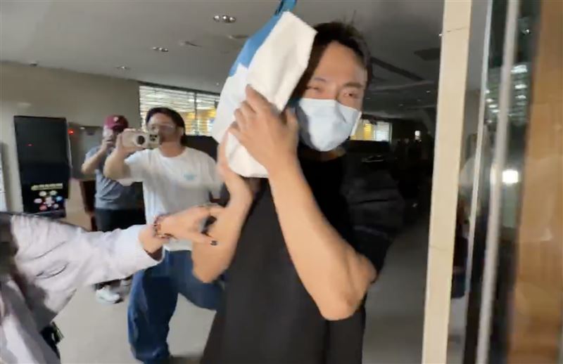 警政署督察室警務正楊宗達因涉毒，10萬元交保，離開時還飆罵媒體、在地檢署內亂竄，最後跌倒在地，狼狽至極。（圖／翻攝畫面）