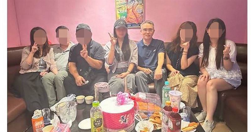 基隆地檢署前檢察官林渝鈞(右三)6月才交保,近日又大喇喇地為同案被告李女(中)慶生。(圖/讀者提供)