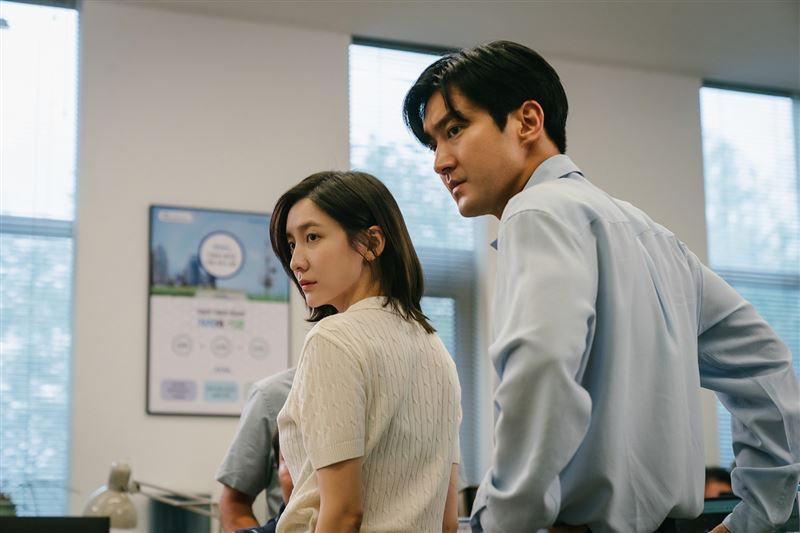 《成人童話》中朴智炫與崔始源首度合作。(圖/車庫娛樂提供)