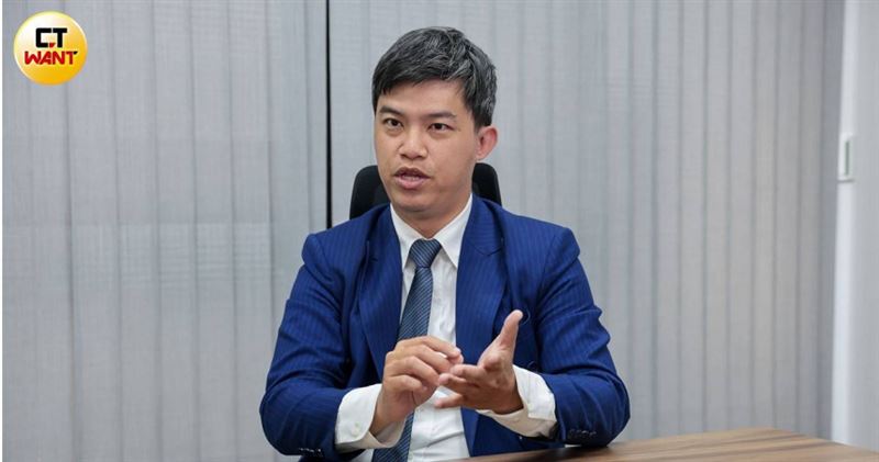 高男委任律師柯晨皓質疑基隆地檢大案小辦、包庇自己人,認為辦案過程疑點重重。(圖/黃耀徵攝)