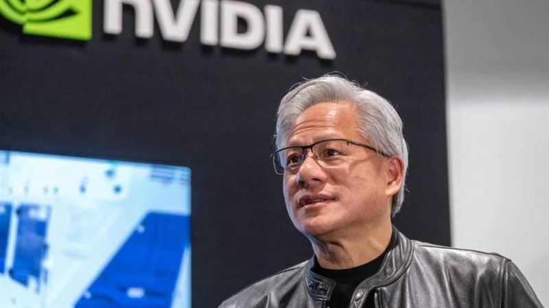 黃仁勳台上擴音川普來電！齊駁斥AI末日論