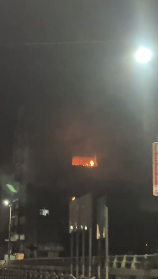 新北市汐止區一棟辦公大樓7樓今（16日）深夜發生火警。（圖／翻攝自臉書「汐止人集團」）