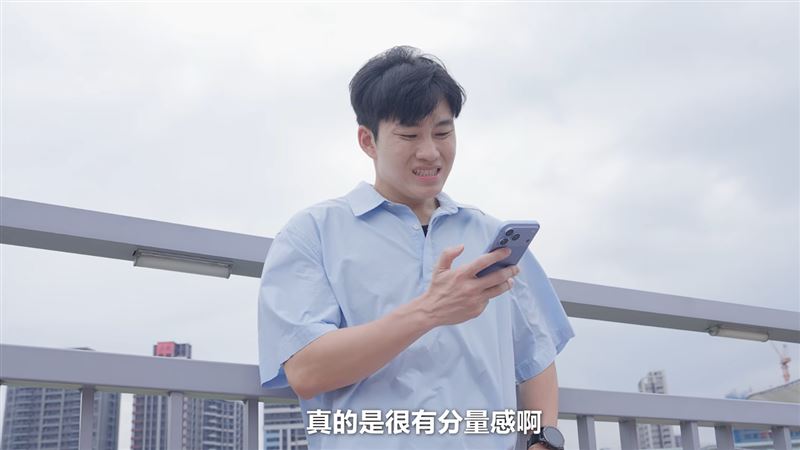 Joeman開箱iPhone 18 Pro Max直呼重量有感。（圖／翻攝自YouTube-Joeman頻道）
