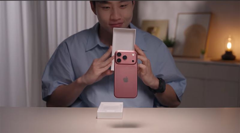 Joeman開箱iPhone 18 Pro，網友讚轉場動畫。（圖／翻攝自YouTube-Joeman頻道）