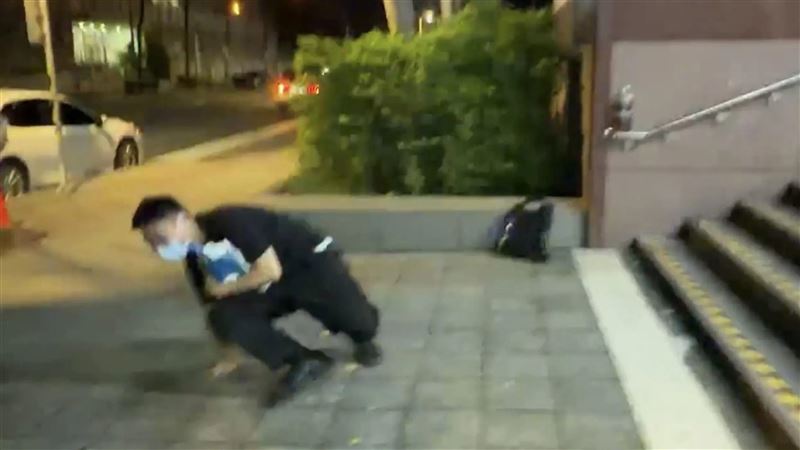 帥警涉毒10萬交保　遮臉逃出北檢慘仆街