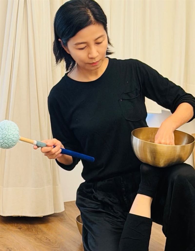 方文琳低調參與頌缽課程。(圖/翻攝自田定豐臉書)
