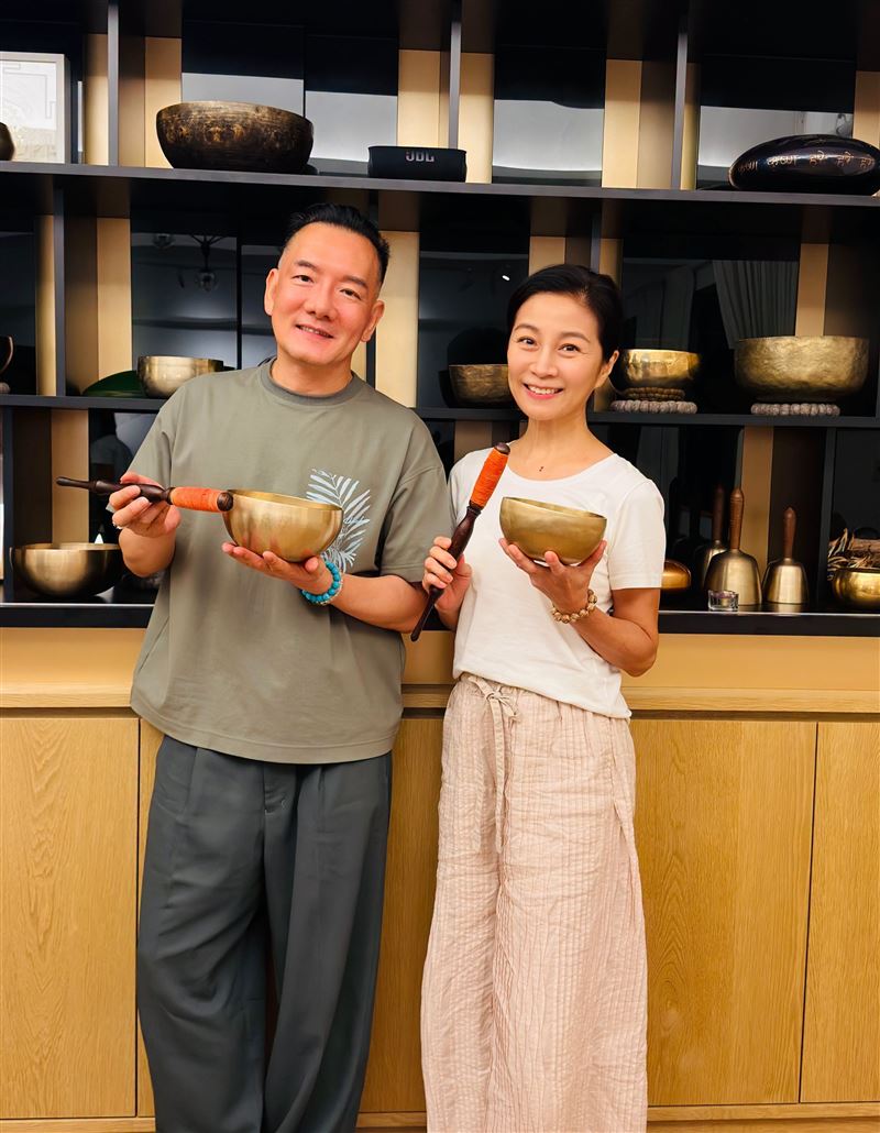方文琳成為田定豐頌缽師徒班學員。(圖/翻攝自田定豐臉書)
