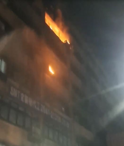 新北市汐止區昨晚（16日）中興路8樓RC建物廠辦的7樓竄出火光。（圖／翻攝畫面）
