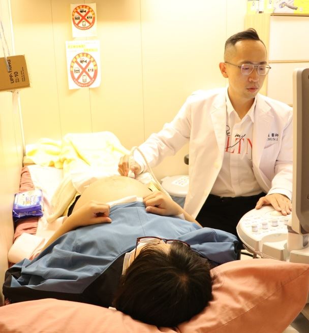 醫師表示，透過「CGT篩檢」及「胚胎著床前基因診斷」，能幫助有家族遺傳病史的夫妻降低特定遺傳疾病再傳遞給下一代。(圖/茂盛醫院提供)