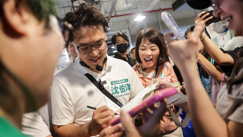 沈伯洋簽名牌包 她曝:蔣萬安這票源動搖