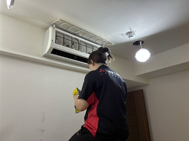 簡懿佳近年創業開冷氣行,直接到府幫忙修冷氣。(圖/本人提供)