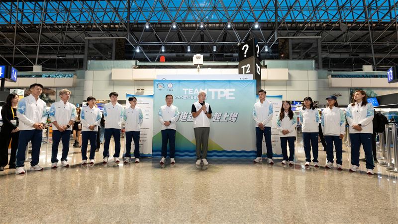 亞運首梯大團出發,黃啟煌政務次長前往機場送機並勉勵選手盡情發揮。(圖/運動部提供)