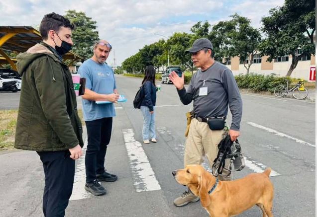巴薩領犬員陳爸哀痛表示，「願意用我的命去換你的」，期望能有一日再與巴薩相見。（圖／翻攝自社團法人台灣偵蒐犬協會臉書）
