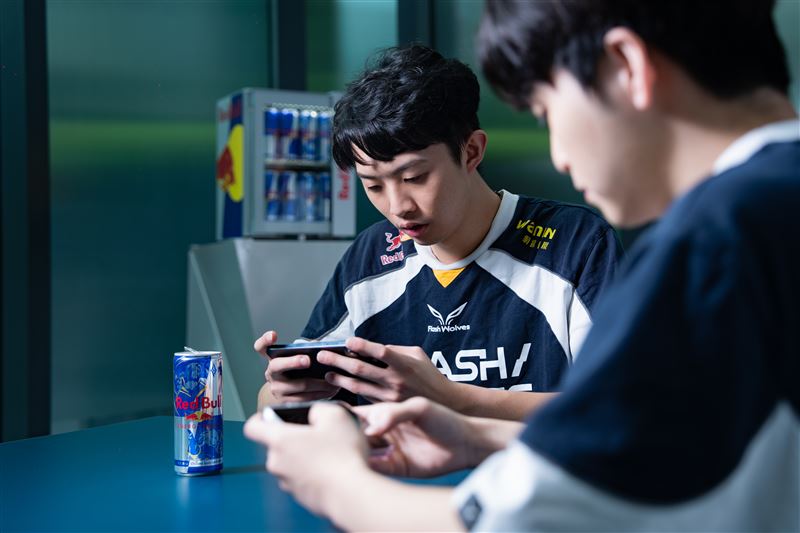 玩家於四大超商或指定通路購買Red Bull並至Red Bull LINE官方帳號登錄發票,累積滿3罐並完成《Garena 傳說對決》10週年問答挑戰,即可獲得聯名虛寶序號及傳說對決十週年大巨蛋特別活動套票抽獎機會。(圖/Red Bull提供)