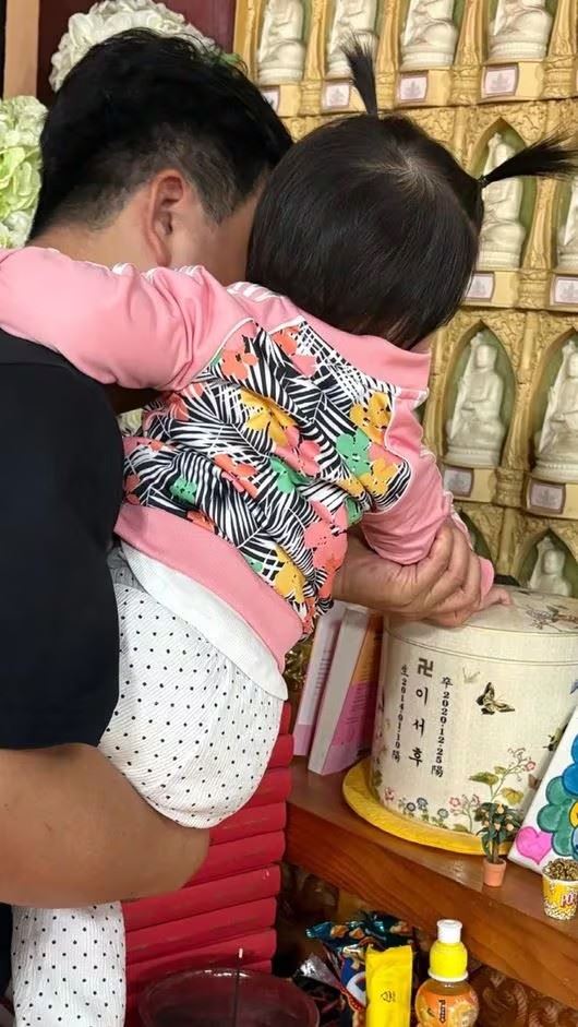 成賢珠帶女兒祭拜亡兄。（圖／翻攝自IG）