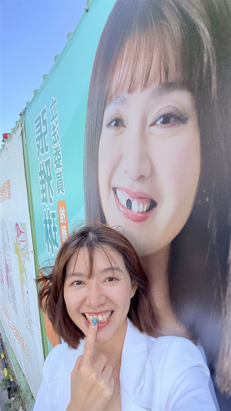 民進黨不分區立委張雅琳的廣告看板遭塗黑缺牙。(圖/翻攝自張雅琳Threads)