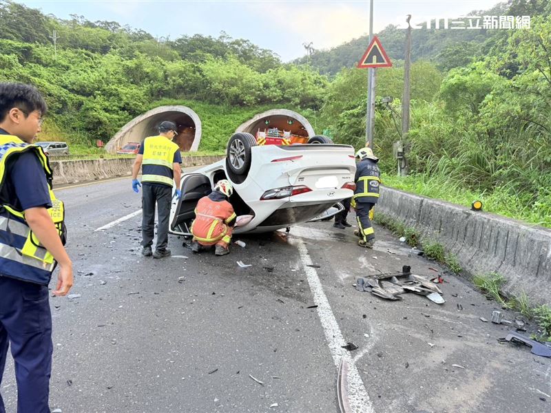 王男駕駛多元計程車,沿台62甲線往基隆方向行駛,行經3號隧道口附近時,突然失控自撞路旁護欄,導致車輛翻覆。(圖/翻攝畫面)