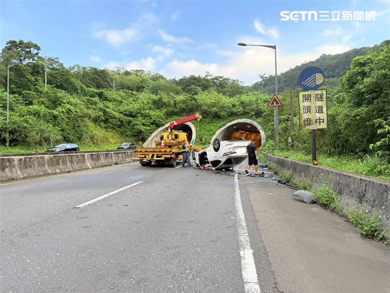 王男駕駛多元計程車,沿台62甲線往基隆方向行駛,行經3號隧道口附近時,突然失控自撞路旁護欄,導致車輛翻覆。(圖/翻攝畫面)