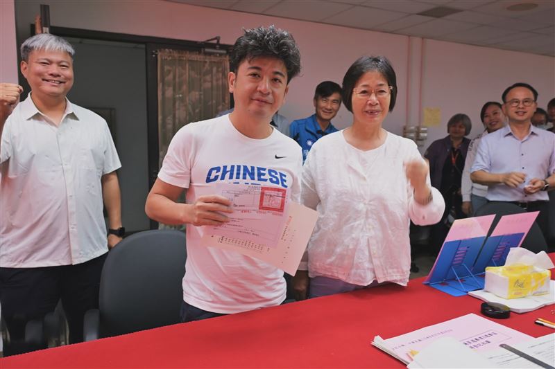 彰化議長謝典霖日前在母親前立委鄭汝芬陪同下,完成議員參選登記。(圖/翻攝畫面)