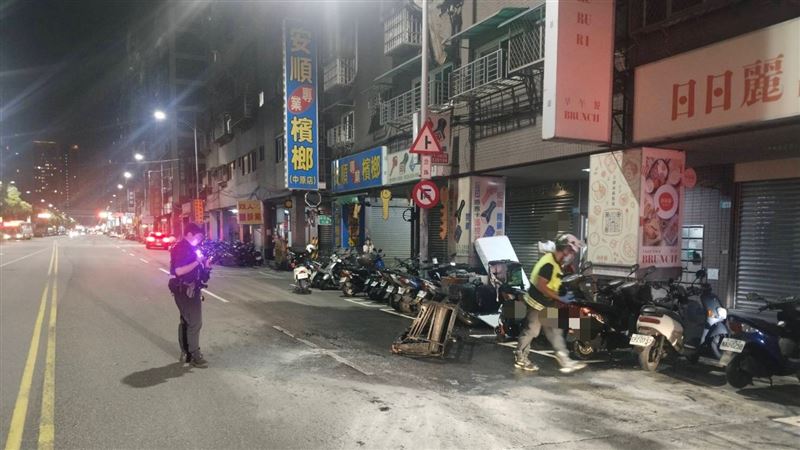 男拿打火機照明 引燃路旁沙發還燒4機車