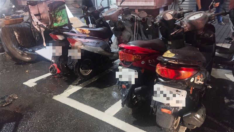 遭波及延燒的機車。(圖/翻攝畫面)