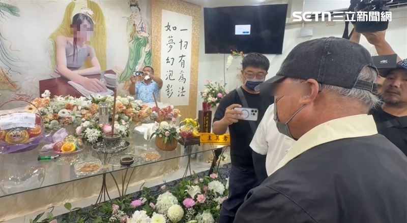 陳姓護理師下班遭林男開賓士惡意追撞、迴轉輾斃,律師轉達因林男「怕被打」,由老父代為出席告別式。(圖/翻攝畫面)
