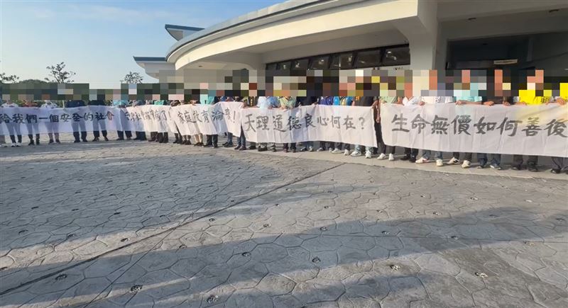 肇事的林男以「怕被打」為由並未申請戒護現身,引發家屬與親友強烈憤慨(圖/翻攝畫面)