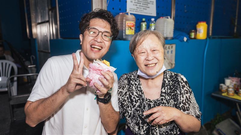 蔥抓餅阿姨曾是「諜報花」!沈伯洋回應了