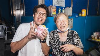 蔥抓餅阿姨曾是「諜報花」！沈伯洋回應了