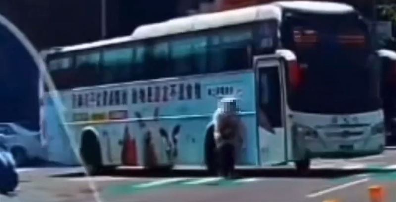 客運駛至路口轉彎時,疑似未完全靜止停讓行人,當場撞倒阿嬤並輾壓。(圖/翻攝畫面)