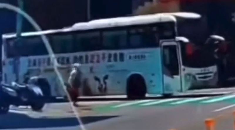 新加坡67歲婦人疑似因落單,想衝過馬路與家人會合,不慎遭客運撞上捲進車輪。(圖/翻攝自記者爆料網)