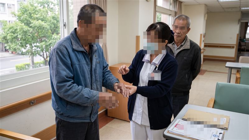 男子失蹤21年前被誤認已死亡,淪為不明遊民身分還被化名「阿榮」協助辦理健保卡及戶籍登記,直到今年才被認出身分,撤銷死亡宣告。(示意圖/AI製圖)