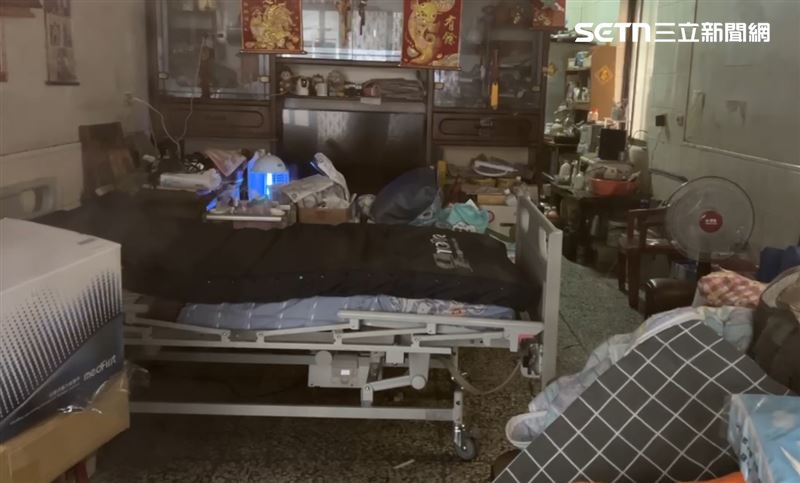 家中客廳擺著一張病床,阿嬤在一次意外跌倒後不良於行,生活起居需要人照料。(圖/翻攝畫面)