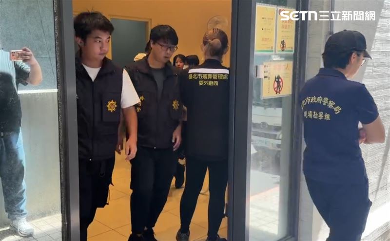 周男勒斃鄭姓女友後棄屍陽明山,檢方今針對鄭女遺體進行複驗,拼湊遺體骨骸,進一步確認死因、及是否還有其他外力介入。(圖/翻攝畫面)