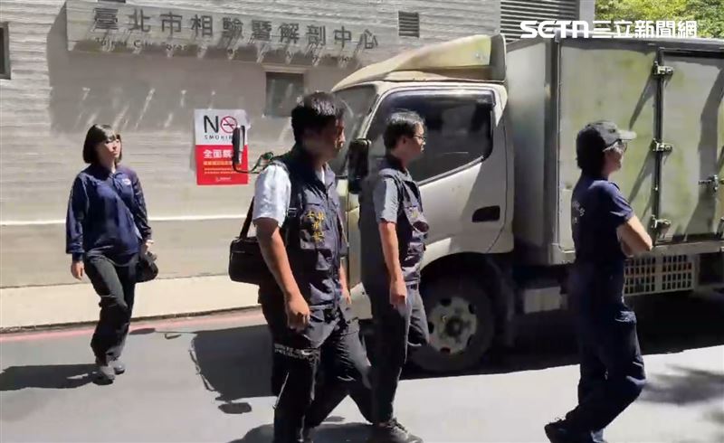 周男勒斃鄭姓女友後棄屍陽明山,檢方今針對鄭女遺體進行複驗,拼湊遺體骨骸,進一步確認死因、及是否還有其他外力介入。(圖/翻攝畫面)