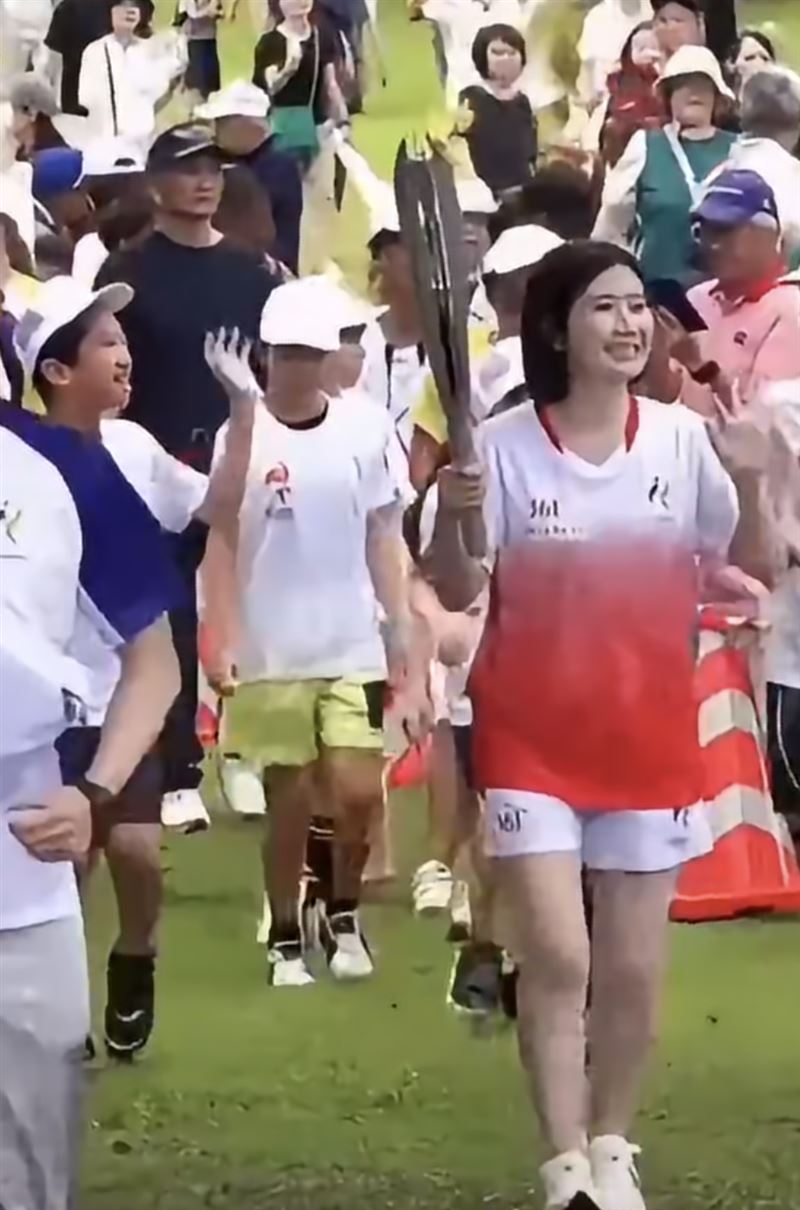 福原愛傳遞聖火。(圖/翻攝自微博)