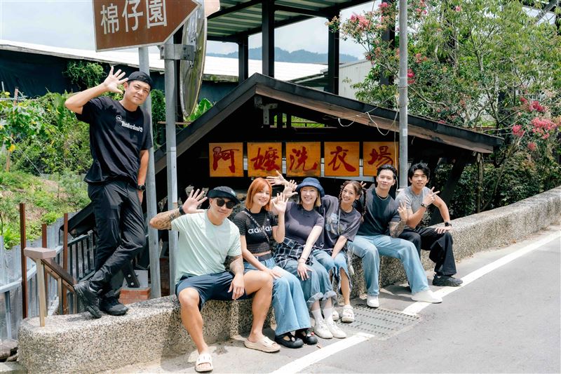 左起姚元浩、郭泓志、莎莎、李懿、吳映潔、高爾宣與 PIZZALI大合照。(圖/好看娛樂提供)