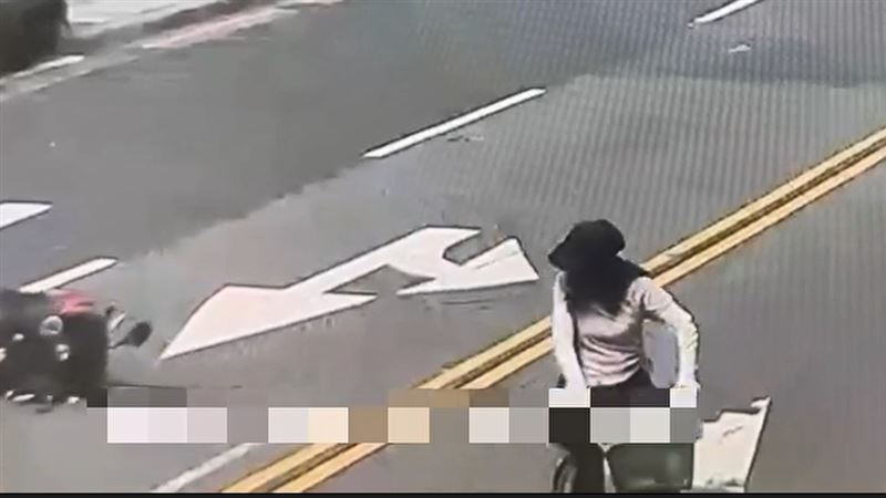 婦人回頭看並未停下。(圖/翻攝畫面)