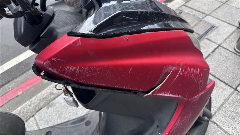 柯龍騎乘的機車損壞情形。(圖/翻攝畫面)