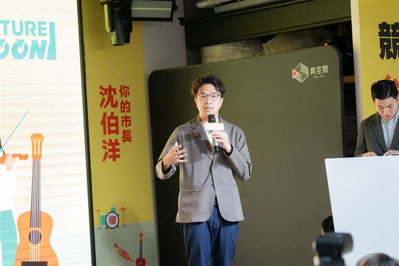 沈伯洋推出競選歌曲〈台北順起來〉,由金曲製作人柯志豪操刀、金曲最佳台語女歌手PiA吳蓓雅、入圍金曲最佳台語男歌手的周自從獻唱,沈伯洋在錄音時也和女兒「小麻糬」一同獻聲。(圖/沈伯洋競辦提供)