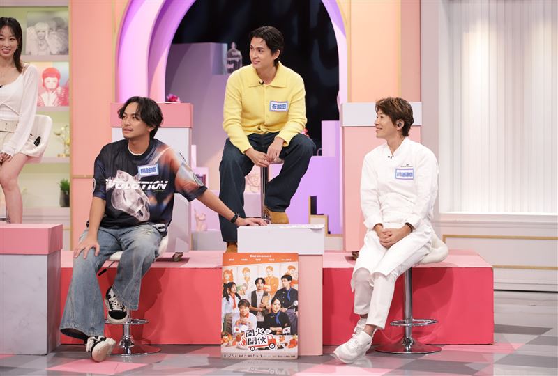 總幹事楊銘威(左)率領日本主廚「料理貴公子」川越達也(右)、「值班經理」石知田宣傳節目。(圖/TVBS提供)