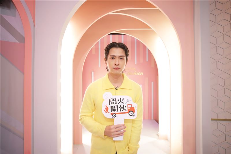 擔任韓國隊值班經理的石知田也在節目分享兩位主廚截然不同的處事風格。(圖/TVBS提供)