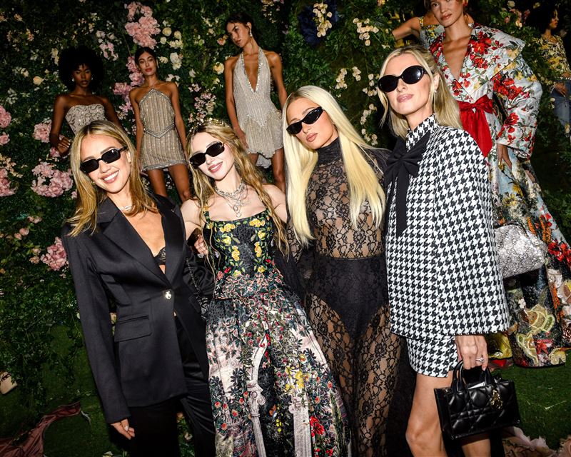 Jessica Alba, Stacey Bendet, Paris Hilton, Nicky Hilton。(圖/品牌業者提供)