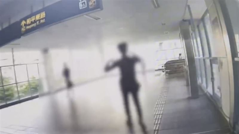 捷警獲報後於忠孝復興站上車,男子的情緒已趨於穩定。(圖/翻攝畫面)