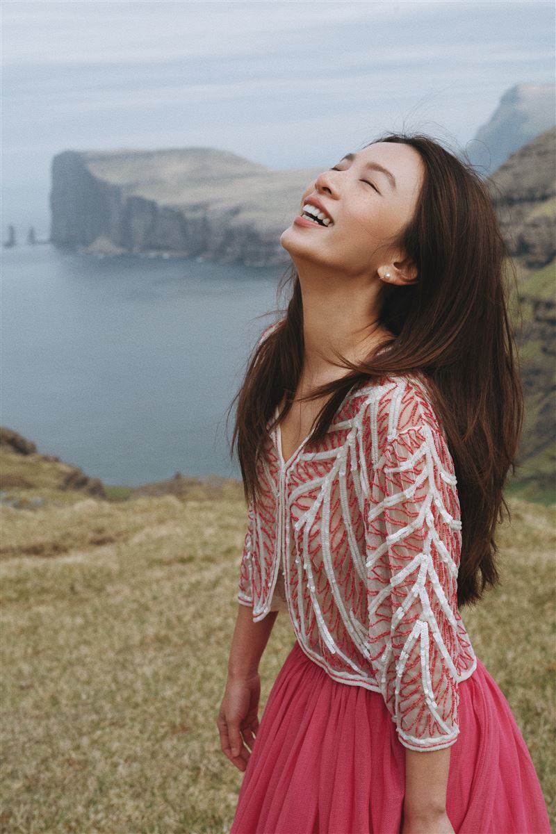 田馥甄妙喻這趟旅程「旅遊以上,工作未滿」。(圖/何樂音樂提供)