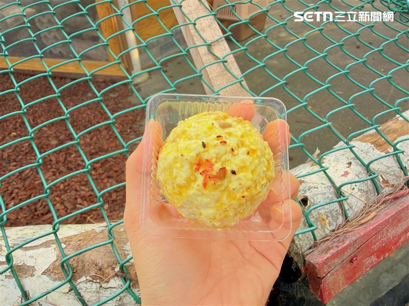 頑皮世界為狐狸特製中秋鮮肉月餅,以蛋黃、牛肉、雞肉製作,再以紅蘿蔔及白芝麻點綴。(圖/頑皮世界提供)