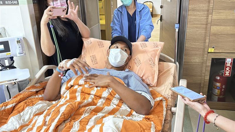 黑人準備轉到普通病房。（圖／記者田俊彥攝影）