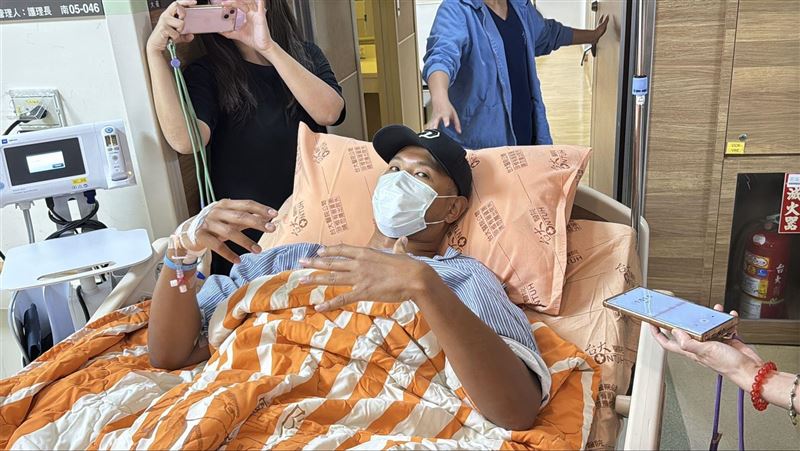 轉到普通病房了　黑人首露臉曝發病主因