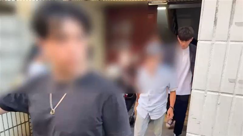 警方前往台中逮捕蔡男等人。(圖/翻攝畫面)